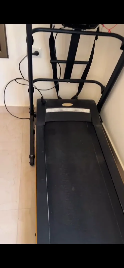 للبيع جهاز مشي (Treadmill) بحالة ممتازة 🏃‍♂️جهاز مشي عملي ومناسب للاستخدام المنزلي،