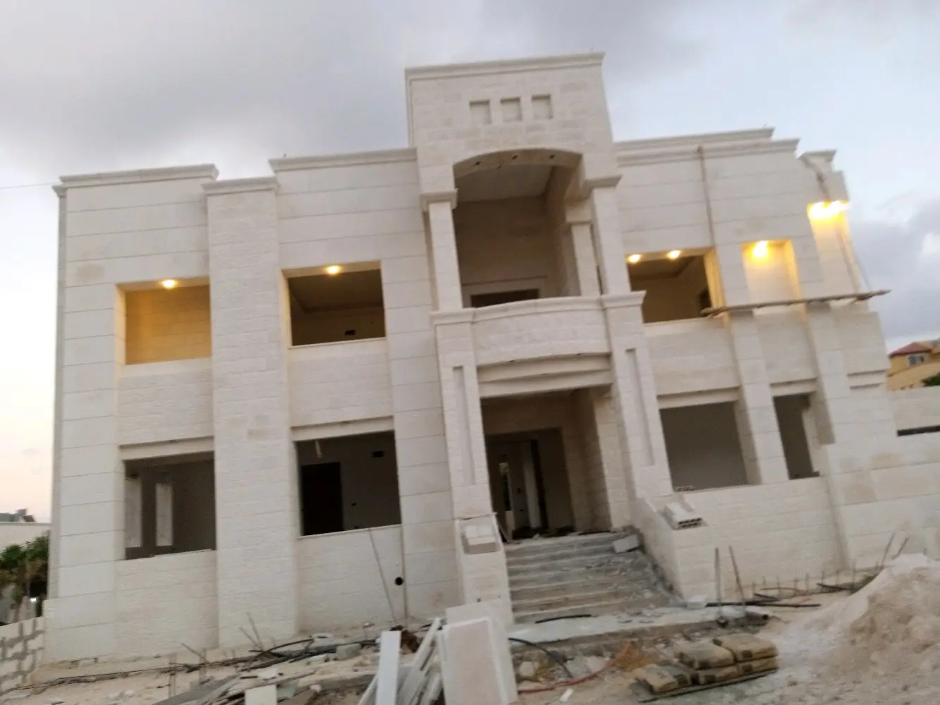 فني كهرباء  فيي اربد تأسيس وصيانه الكهرباء المنزليه والمحال التجاريه