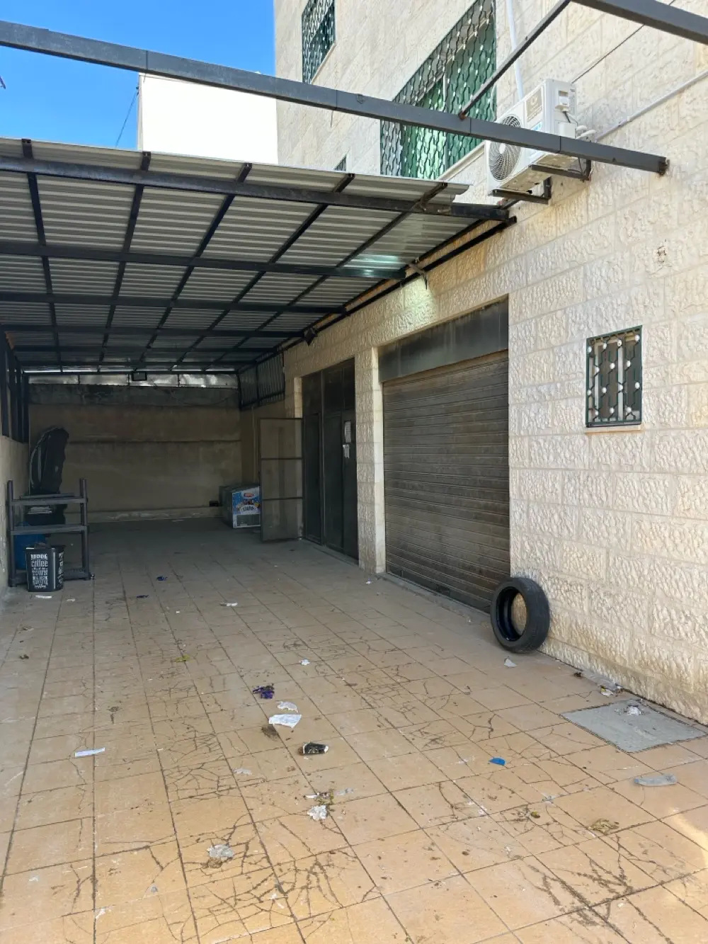 كاتب ومستودع لليجار