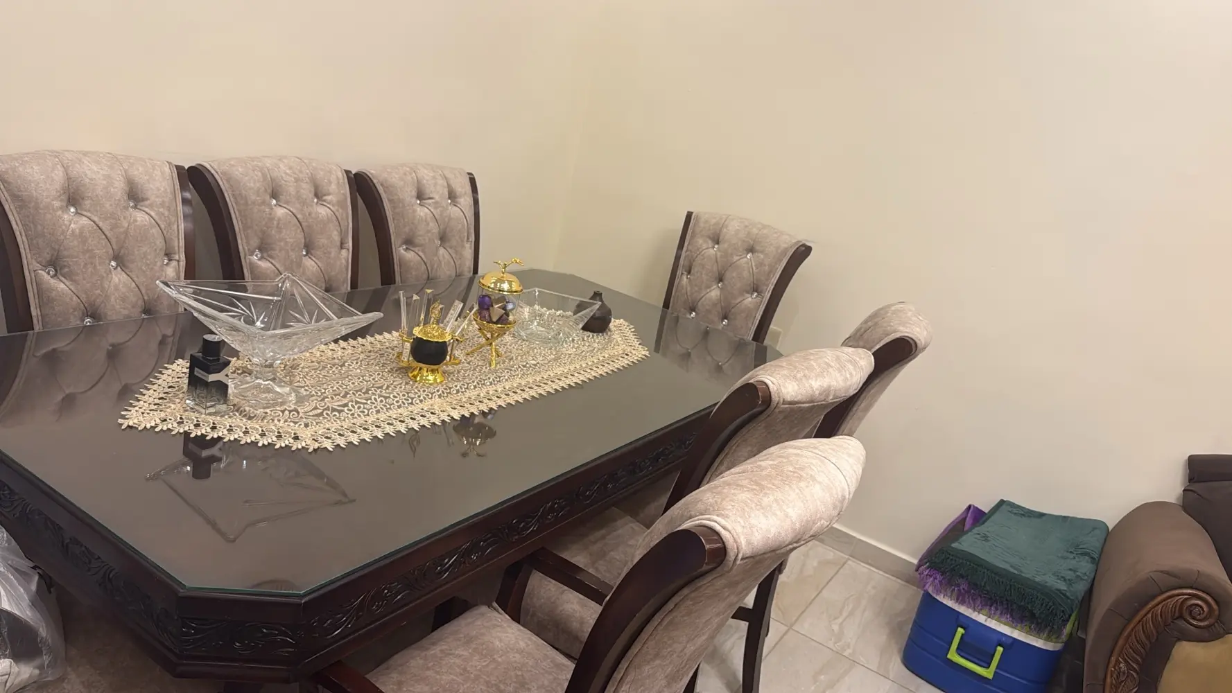 طقم كنب وطاوله سفره للبيع ٨ كراسي