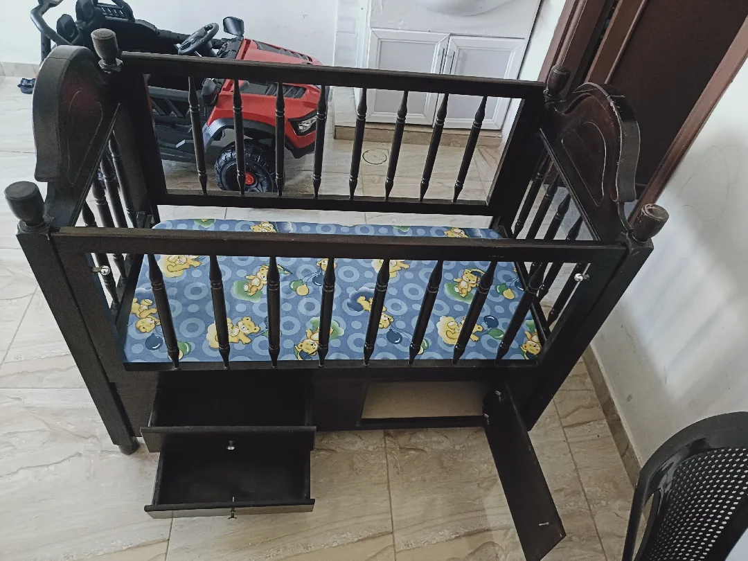 سرير اطفال للبيع