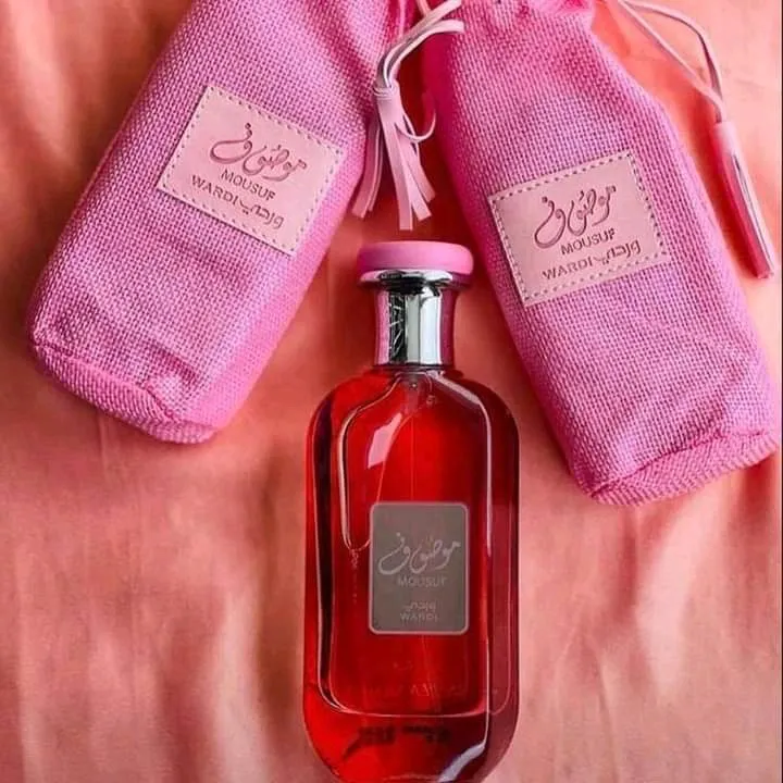 عطر موصوف الوردي للنساء