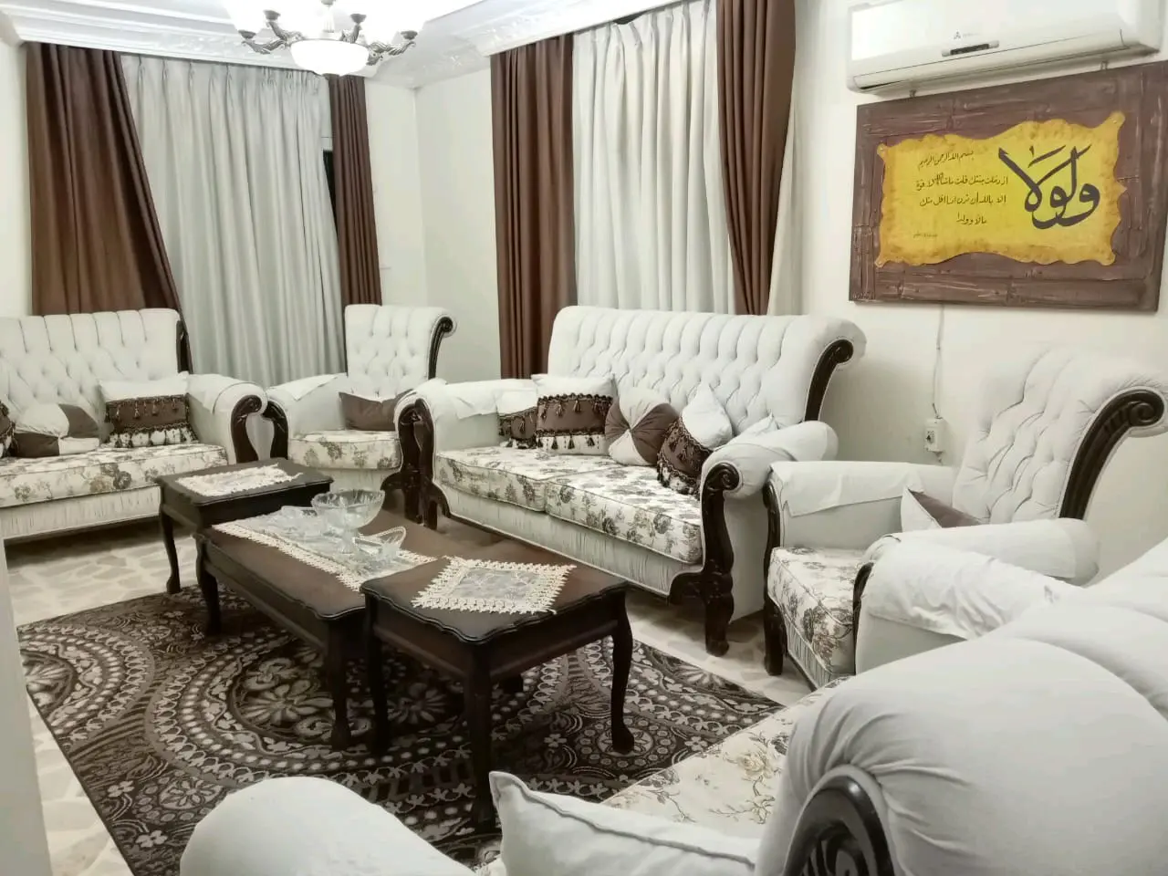 طقم كنب خشب زان ثقيل مكون من ٩ مقاعد نظيف وغير مدعوك