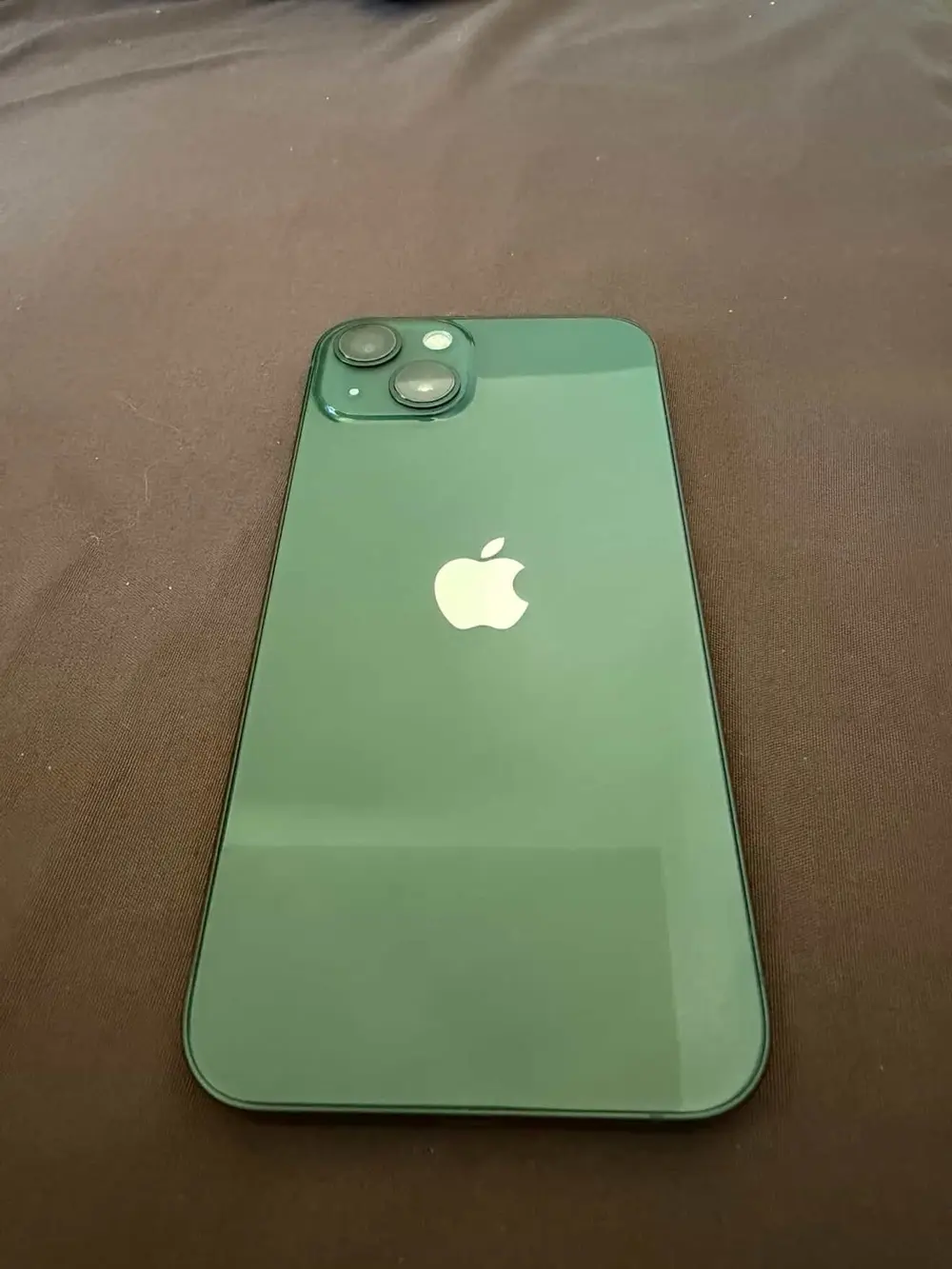 ايفون 13 زيتي وكاله ولا قحطه معاه كرتونه ووصلة شاحن وكفر