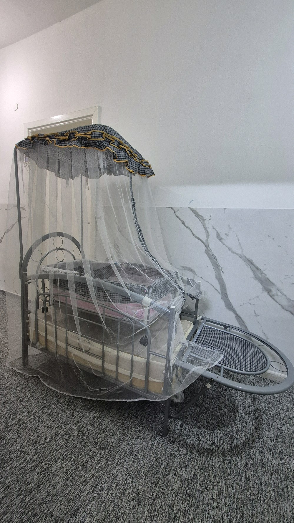 سرير اطفال حديد ٢×١  للبيع